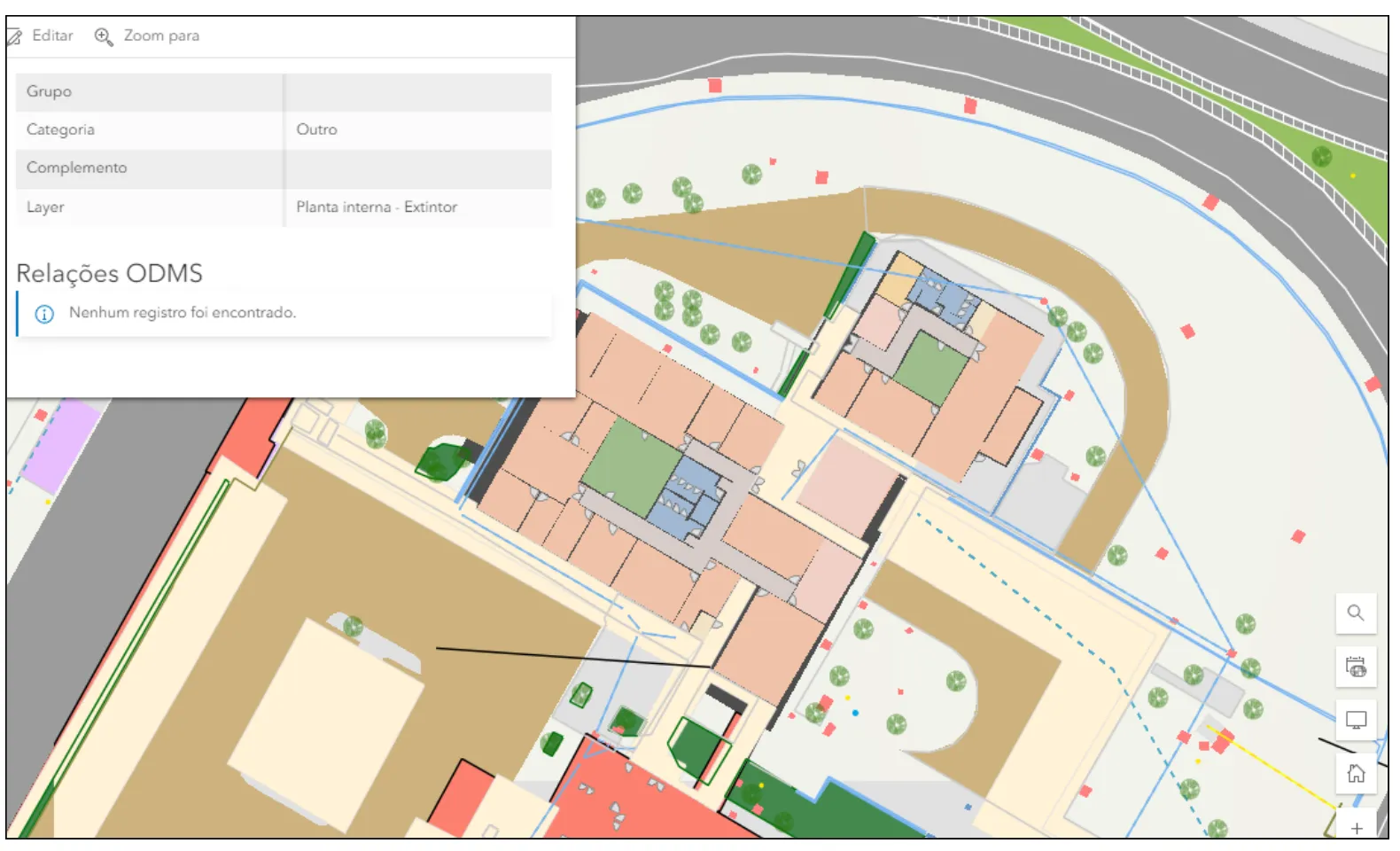 Mapa digital de planta de edificações com redes de infraestrutura, painel de atributos de um item selecionado e camadas coloridas