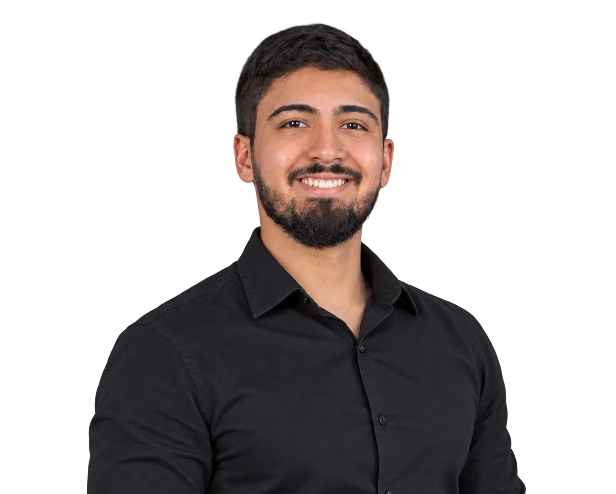 Retrato de Gabriel Leandro, sorrindo, de camisa preta